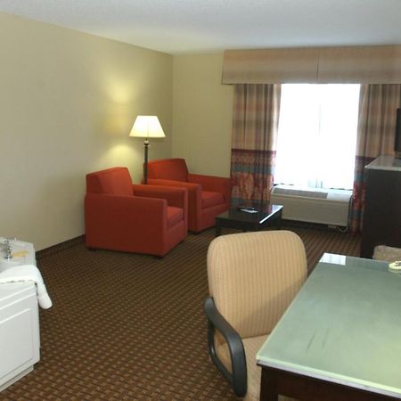 Holiday Inn Hotel & Suites 오와토나 외부 사진