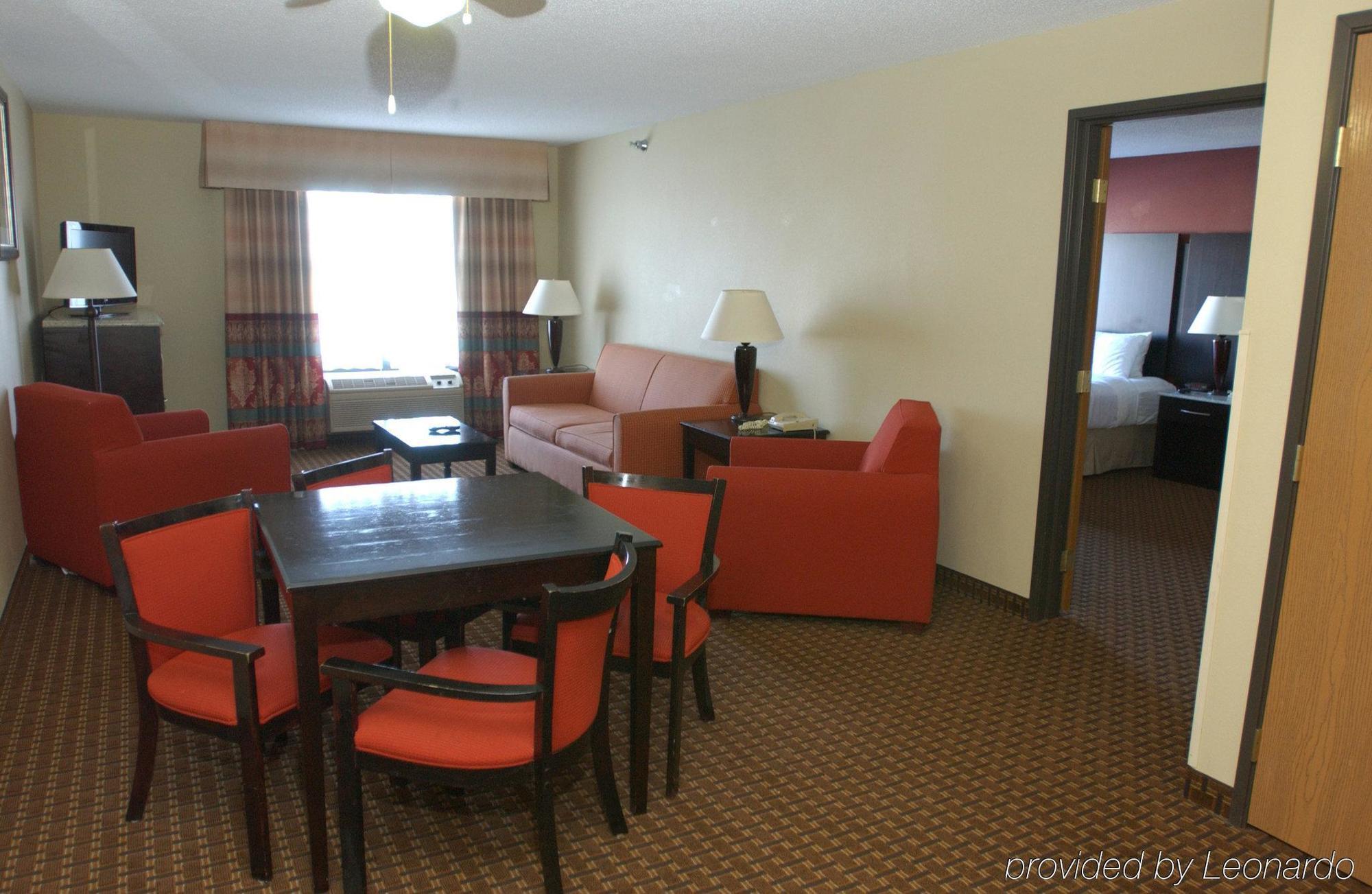Holiday Inn Hotel & Suites 오와토나 외부 사진